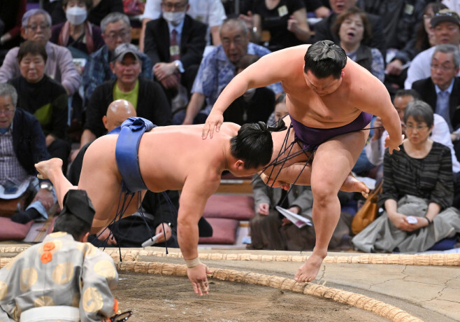 3日目もやはりこの人は強かったでしょうかね？ 九州場所 3日目は 若隆景vs美ノ海 立ち合いから 右四つ 狙いの若隆景 に 美ノ海の左上手は 届かず 引いて 左方向に 逃れようとする相手を 若隆景が 倒れ込んだけども 相手が出ちゃってて押し出し 若隆景が 3連勝 ( 4日目は大関戦が入ることに) 美ノ海は 3連敗 この相撲の対戦成績がコレで若隆景2-1美ノ海