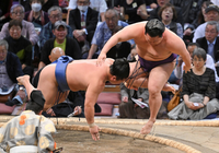 3日目もやはりこの人は強かったでしょうかね？ 九州場所 3日目は 若隆景vs美ノ海
立ち合いから 右四つ 狙いの若隆景 に 美ノ海の左上手は 届かず 引いて 左方向に 逃れようとする相手を 若隆景が 倒れ込んだけども 相手が出ちゃってて押し出し

若隆景が 3連勝 ( 4日目は大関戦が入ることに)
美ノ海は 3連敗
この相撲の対戦成績がコレで若隆景2-1美ノ海