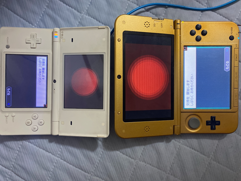 ポケットモンスターbw、bw2の交換についての質問です。 ハードは3dsLLとdsi 、ソフトはwとb2で図鑑完成のためにポケモン交換をしようとcギアのIRで赤外線通信を行ったところ、画像のように「交換を開始します。しばらくお待ちください」のまま永遠に進みません。 解決法をご教授願いたいです。 ※dsiの無線通信はオン、3dsLLの無線通信ランプも黄色く点灯しています。