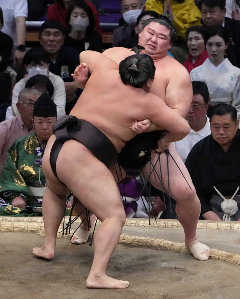 行司の軍配が返るとはどのような行為をいうのですか？ - 大相撲での立ち合... - Yahoo!知恵袋