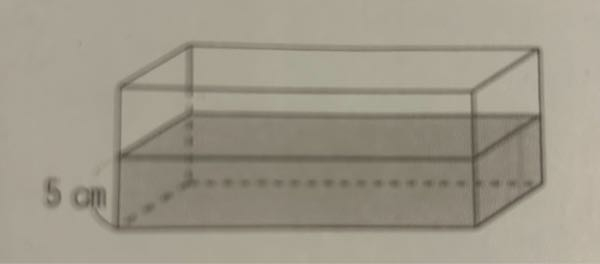 図のように直方体の形の容器に水が1L入っていて、水の深さは5cmです。この容器の底面積は何㎠ですか。 1000÷5＝200 200㎠ 間違えていますか？