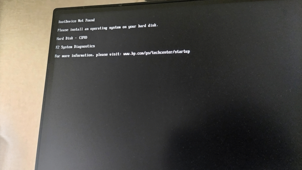 久しぶりにパソコンを起動したらWindowsが起動しなくなりました。 HPのデスクトップPCを約半年ぶりに起動したのですが、 「BootDevice Not Found Please install an operating system on your hard disk. Hard Disk - (3F0)」 という画面になり先に進みません。 試しに電源コードを1時間ほど外して再度つないでみましたが同じです... BIOSは起動しています。 ちなみにBIOSメニューの簡易ディスクチェックをしたところ「ショートDST:警告」となっています。 どうしたらいいのでしょうか...？ 分かる方よろしくお願いいたします。