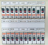 エアコンを使用していない状態なのに、エアコンのブレーカーのみが落ちるのは何が原因なのでしょうか…。 