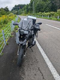 r1200gs事故車両の査定についての質問です。 先日、北海道で鹿と衝突事故を起こしました。
バイクショップで確認してもらいましたが、破損箇所はフロントカウル周り、左ラジエーター、ラジエーター裏にあるエアダクト、ヘッドライト（ヘッドライトの下にある爪が折れただけでヘッドライト自体は問題なし）、エンジンガードにスレ傷、パニアケースの擦り傷です。

鹿がフロントカウルだけに当たったのが幸いしたの...