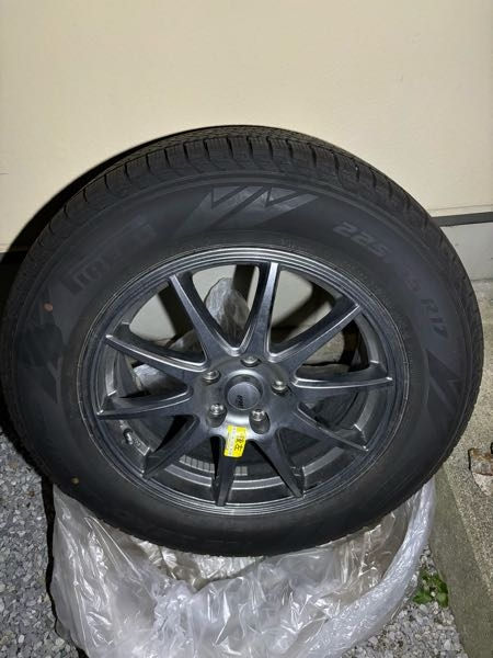 １シーズンしか履いておりません※スタッドレスタイヤ ワンシーズンしか履いていないタイヤホイールセットを売ろうと考えて