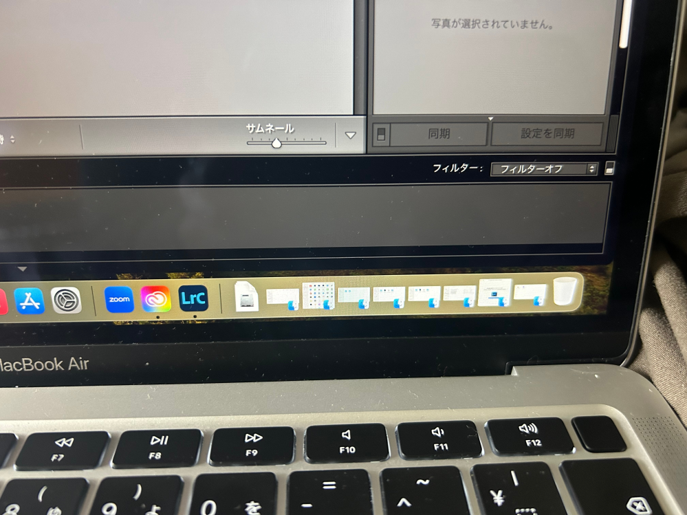 MacBookAirです。 この右下にたくさん出ているものは、どうやって消したらいいのですか？残っている(増えていく)のが気になります。。