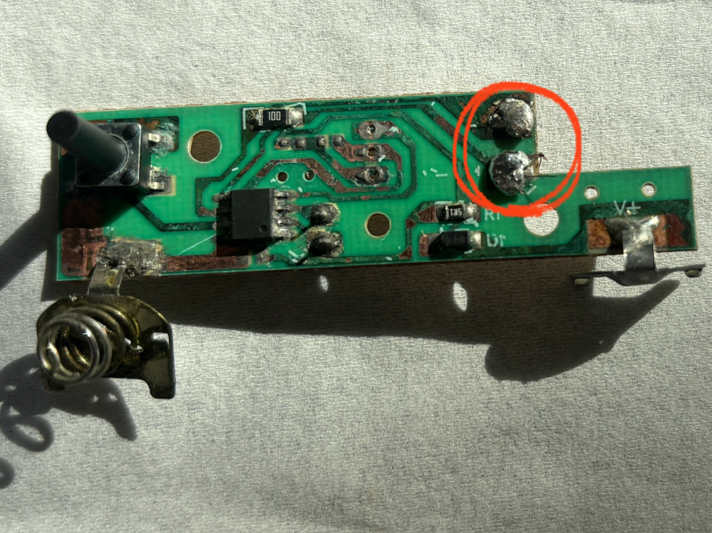 基盤に関して詳しい方、教えて下さい。 LEDライトの基盤です。 全くの初心者で分からないのですが、これは救いようが無い状態でしょうか？ 赤い部分に半田付けしてコードを繋ぎましたが動きませんでした。 知恵をお貸しください。 宜しくお願いします。