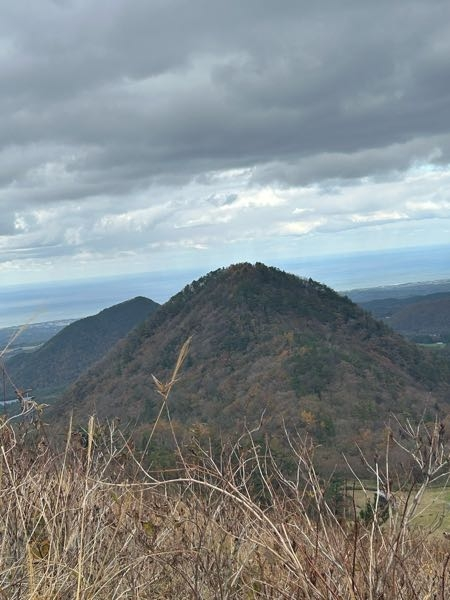 これは何と言う山ですか？ 大山町の豪円山から 見えた山です。