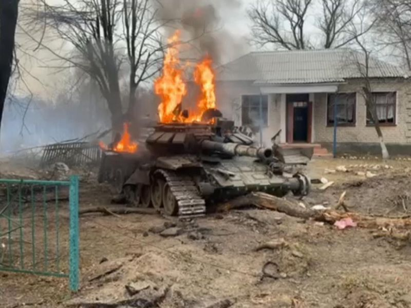 ロシア・ウクライナ戦争の映像で、対戦車ミサイル攻撃を受けた戦車が撃破されて、戦車から煙と炎が立ち上るのを見ました。 撃破された戦車に載っている乗務員さんたちはどうなるんですか。戦車の装甲に守られて怪我はするけど、命には影響なしってことですか？ちょっと気になります。