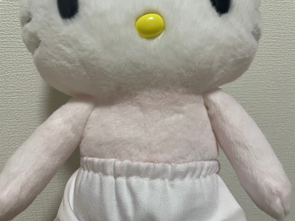 ぬいぐるみの色移りについて質問です。 サテン生地で洋服を作り、着せていたらこのように赤く染まってしまいました…（写真よりも もっと赤く染っています。） 元の色の真っ白に戻す方法は無いのでしょうか。 お気に入りのためとてもショックです。