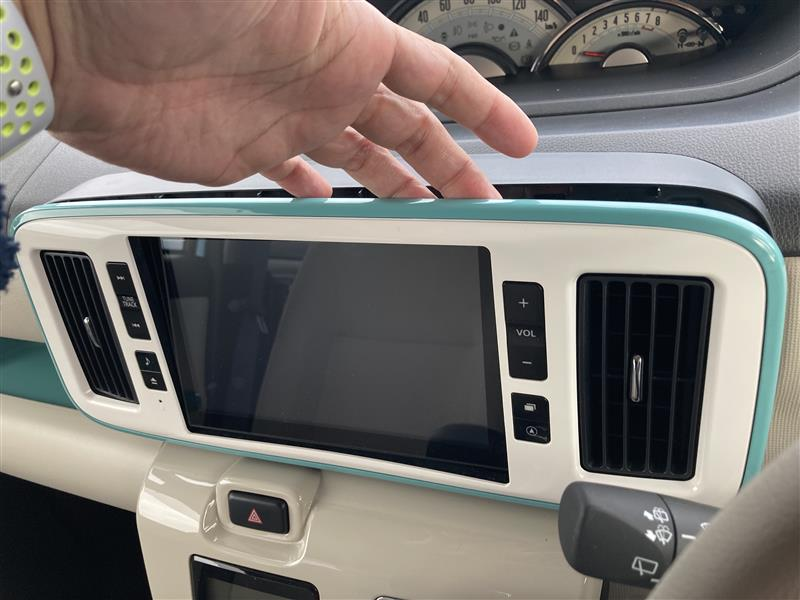 ダイハツのムーブキャンバス（5BA-LA800S）に、8インチの純正カー