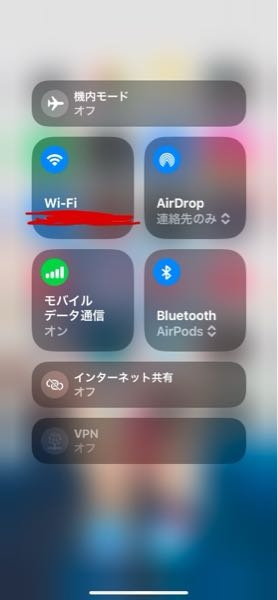 写真の所では使っているWiFi名が出てるのに実際は4Gになってます。何故でしょうか？ ちなみにyoutube開くとこうなります。youtubeを閉じたらWiFiのマークが出てきます…。 教えてくださいm(_ _)m iPhone スマートフォン