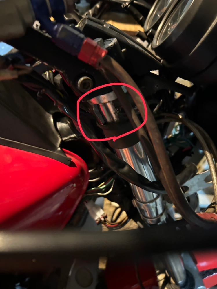 gpz400fに乗っています 昨日ハンドルが動くのでハンドルの閉めるとこを体重をかけて強く締めたら折れました、ここの折れたとこの部品がわかりませんどなたか教えてください