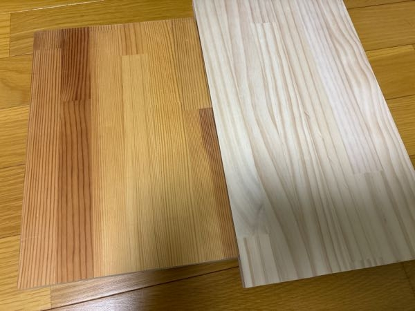 本棚のDIYについて質問です パイン材を使用して本棚を作る予定なのですがなんの塗装剤を使えばいいかの知識がないためご教授頂きたいです 個人的には木材の保護と本への色移りがしないような塗装剤が好ましいです それと使用するパイン材が家に置いたまま使われていなかったものも使用する予定だったのですが、 写真のようにホームセンターで売っていた同じ寸法のものと色が違うことに準備に取りかかってから気づきました そのためこのふたつの木材の違いが少しでも目立ちにくくなるよう着色もしたいのですが、これらの要件に合う塗装剤はありますでしょうか？ よろしくお願い致します