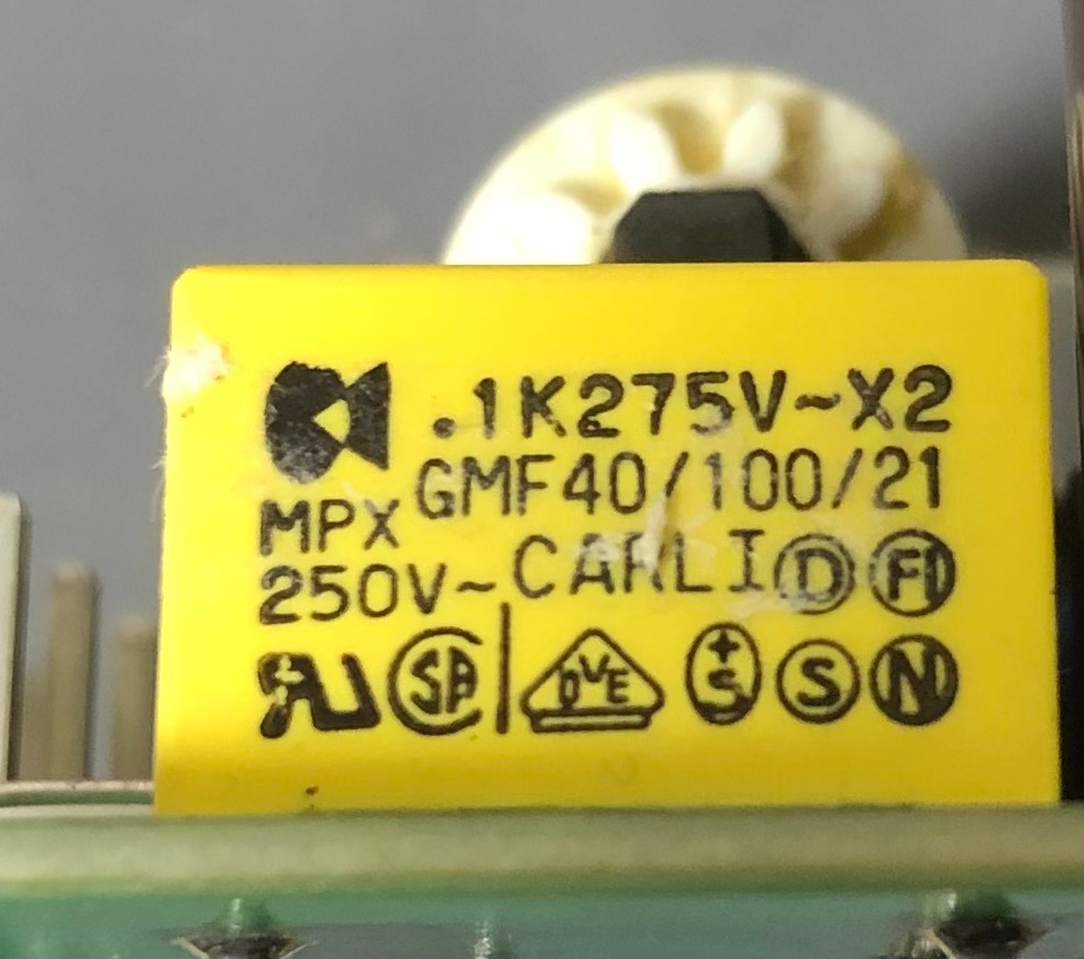 セーフティコンデンサについて質問です。 単刀直入に質問します。 1k275v~x2 GMF40/100/21 MPX 250V~ CARLI と印字があります。 同じ物を購入したいのですが中々無いので容量等代用品が有れば教えて頂けると助かります。 よろしくお願いいたします。 ※高圧的な回答や質問以外のコメントは求めてませんので御理解下さい。