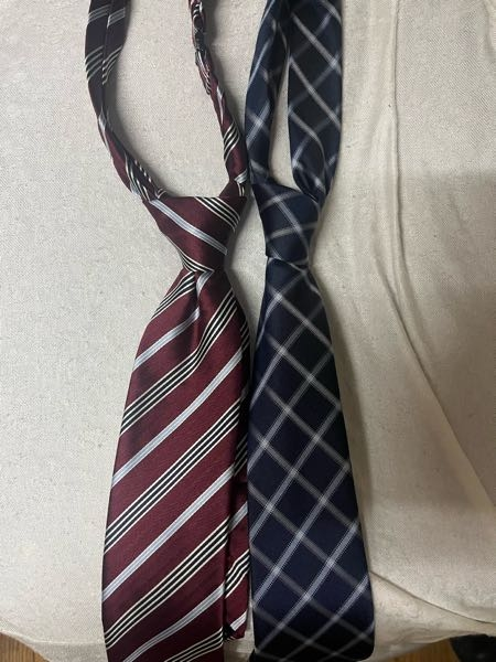 友人の結婚式に参列するのですが、ネクタイの色を迷ってるいるのですが、常識的には白が無難でしょうか？ 現在2種類のネクタイをもっています。カッターシャツも白と薄い青を持っているのですが白が無難でしょうか？ご意見をお聞かせください。