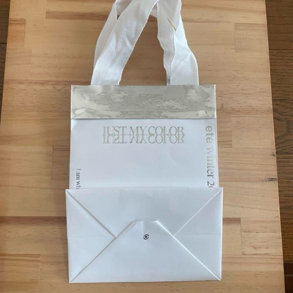 彼女に渡すためにeteのネックレスを購入したのですが紙袋は変え