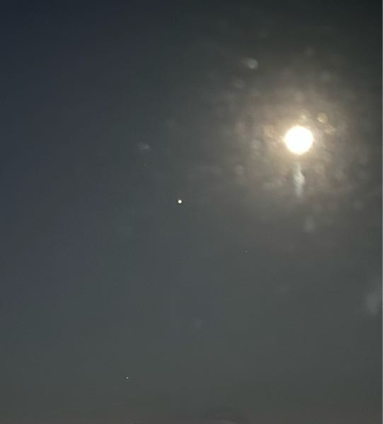 今、月の横にめっちゃ明るい星が見えるのですがあれは何星でしょうか？また、こ... - Yahoo!知恵袋