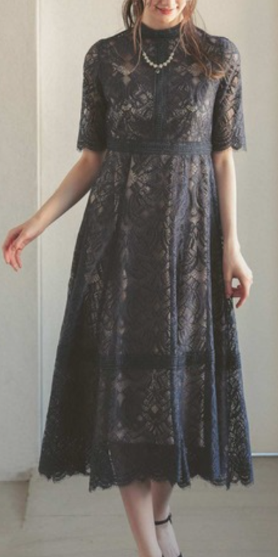 同窓会の服装について
来月、中学と高校の同窓会に参加予定です。
どちらも会場はホテルで、
ドレスコードはセミフォーマル(男子はスーツ、女子はパーティードレス等)と言われています。 パーティードレスというと、私は結婚式に参列するときのようなものが思い浮かんだのですが、
幹事からは「そこまでは求めていない」と言われました。

一緒に行く予定の友人は普段着のワンピースを考えてい...