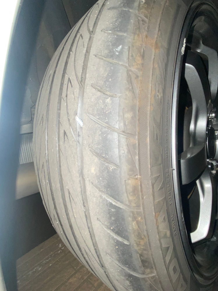 車のパンク修理についてです。現在右の後輪に釘が刺さっている状態