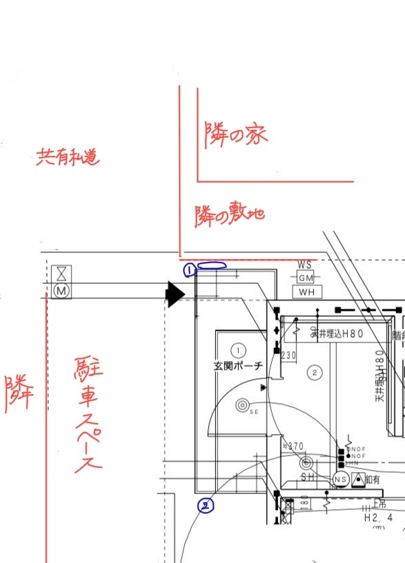 門柱の位置を迷っています。 家を建てることになり、ポストやインターホン、表札の付いた機能門柱の位置をどこにするか迷っています。 奥まった狭小部のため、アクセスは共用私道からのみです。将来車を駐車することを考えると道に面するところは空けておきたいので、①か②の位置で迷っています。 ①は郵便やインターホンのアクセスは良いですが、隣との境界ギリギリの位置なので細いものを置くイメージです。 ②はスペースはありますが敷地の奥になるので防犯上不安です。 アドバイスください。