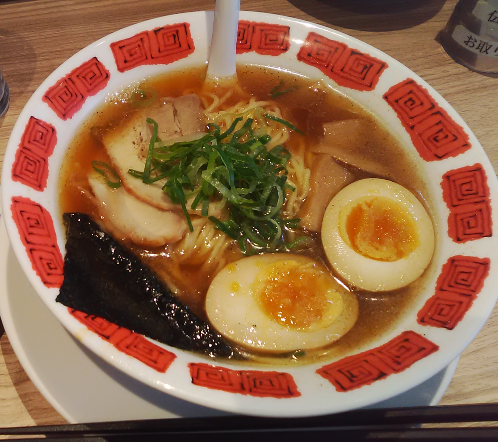 皆さんは今年の年越しそばはどうしますか？ お蕎麦屋さんで蕎麦を食べたり、ラーメン屋さんでラーメンを食べたりといろいろですが、僕は明日はテレビを見ながらカップ麺を食べようと思いますね。 皆様は？ o(^o^)o