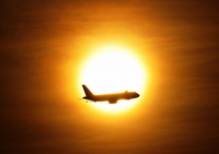 明日の元旦に羽田空港で初日の出を見ようと思うのですが、その時飛行機と初日の出写真が撮りたいです。 しかし、おそらくですが一緒に絡めてとると飛行機が写らないと思うのですが、この写真はどんな設定で撮った写真だと思いますか？
 質問者はある程度の知識はありますがほぼ素人なので教えて欲しいです。
 よろしくお願いします。