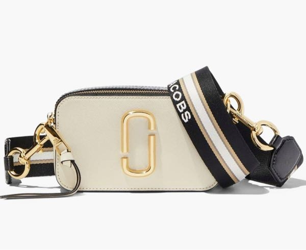 ブランドバッグ (ショルダーバッグ)を探しています！ MARC JACOBSのこちらのカバンの形のブランドバッグがあれば教えてください！ マークジェイコブスはサイズが小さくて物が入らないと聞いた事があるので候補の中でも下の方です。 似たような形で可愛いブランドバッグがありましたら教えてください！