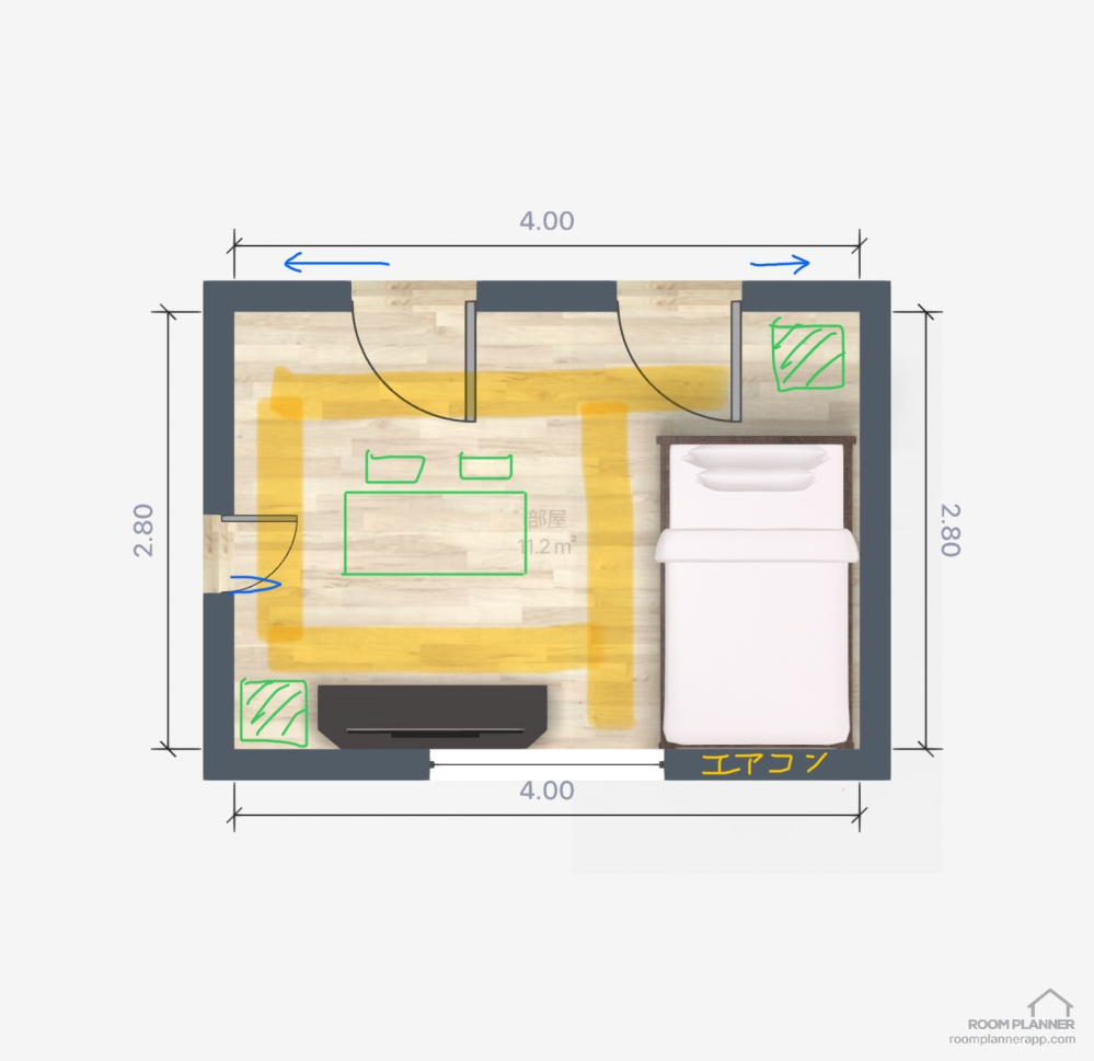 写真のような間取りの物件に住もうと思っています。 自由度高くないですが、他にいいレイアウトがあれば参考にしたいです！ 部屋の大きさは畳数（8畳弱、団地間）と間取り図の縦横比率からざっくり決めたものですが、ほぼ合ってると思います。 ・黄色マーカーが動線 ・扉は開戸になってますが、実際は上二つは矢印方向への引き戸、左のは折れ戸です。 ・必ず置くもの→セミダブルベッド、テレビ台とテレビ（PCモニター兼用）、机と椅子2脚 ・緑の角スペースには観葉植物とか置きたい ・エアコンの下にベッドはできれば避けたい