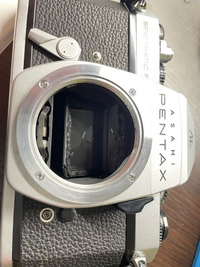 祖父の遺品からPentax spfが出てきました。

使ってみたいのですがレンズを外すとスポンジ？のようなものがボロボロになっていました。
この状態で使うことは可能ですか？ 