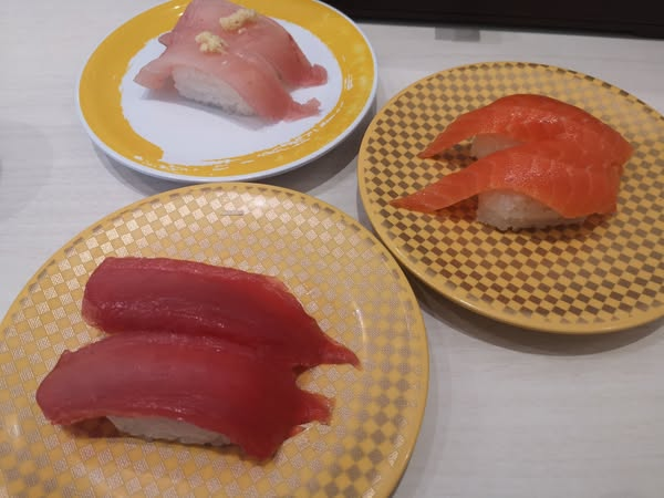 お昼は何を食べましたか？ 私は元気寿司でお寿司をいただきました。 昨日もスシローに行ったのですが、残念な寿司だったので 食べ直しです。