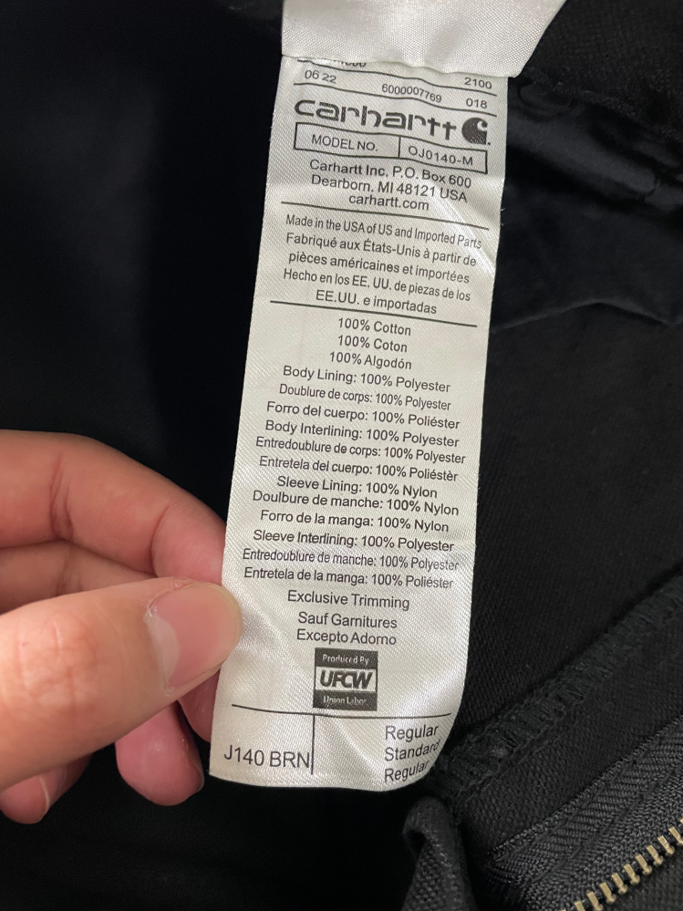 カーハートのダブルニーを購入したのですが本物ですか？タグ表記に