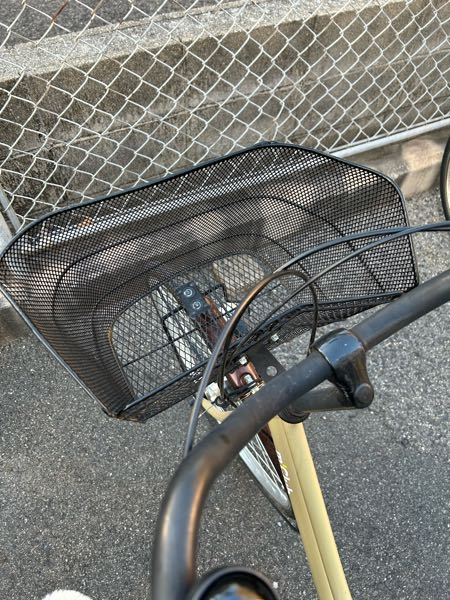 冬休み中、自転車を学校の駐輪場に置いていたらカゴが歪んでいました 
