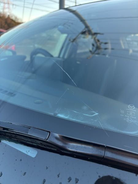 車のフロントガラスに傷を付けてしまいました。恐らく木の枝を擦った時