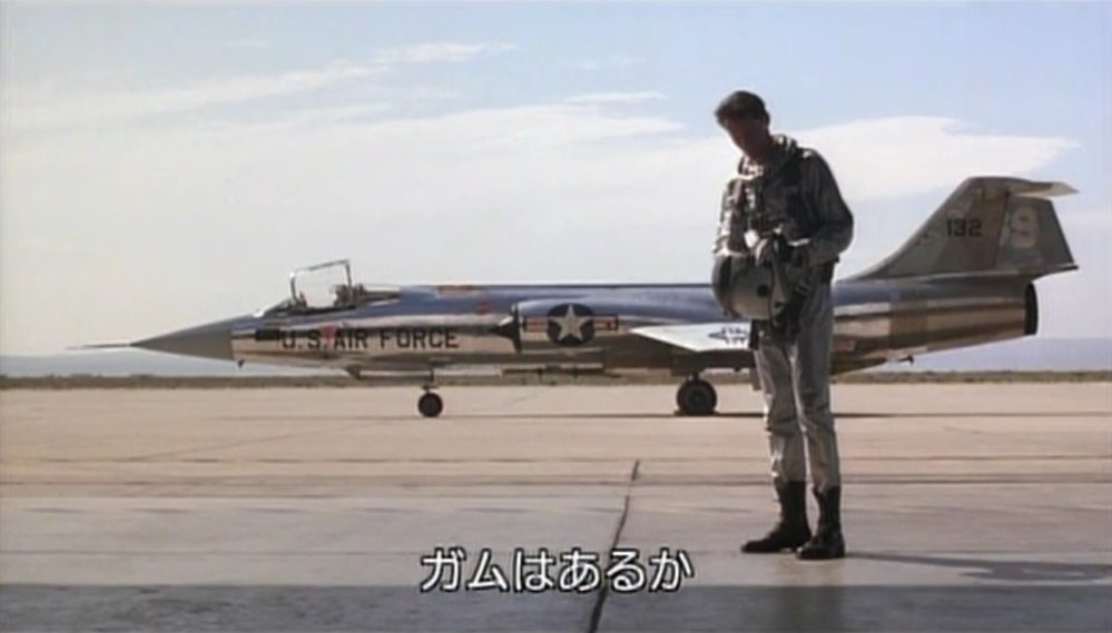 「今日も我大空をいく」という昔の映画で、F104の翼の前端に触ろうとした隊員に「バカ！手が切れるぞ」と注意するシーンがありました。F104の翼の前端は尖っていますか？