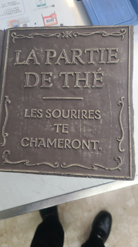 この鉢に書いてあるフランス語？の意味を教えて下さい

グーグルレンズでも出てきますが、

あっているのかよくわかりません。

お願いいたします。 