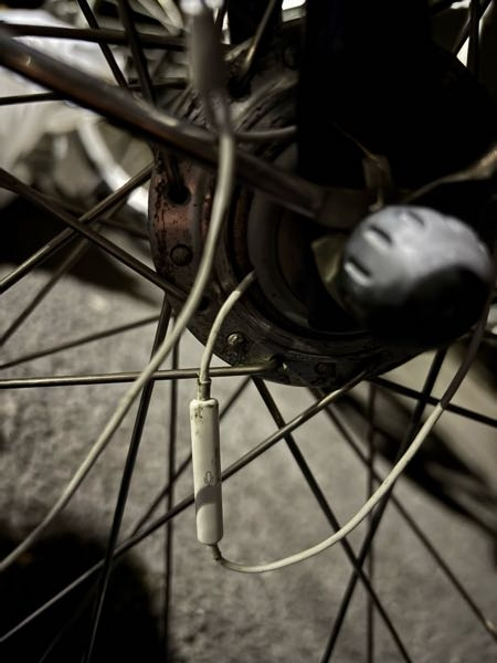 至急です 自転車にイヤホンが絡まり反対に回しても取れず、引っ張っても取れない、自分で分解して取れる方法はあるのでしょうか？修理屋さんに行ったほうがいいですか？