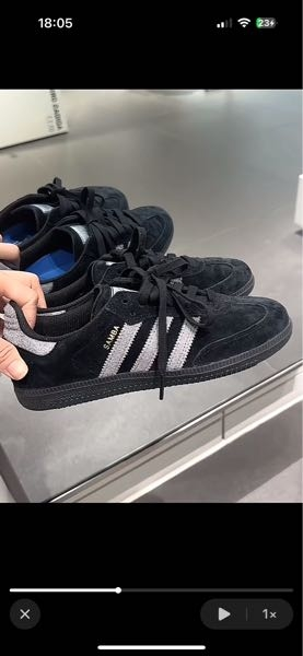 このadidasのスニーカーの名前を教えてください