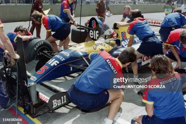 昔のＦ１てタイヤ交換した直後はタイヤが暖ったまっていないので半周くらいは苦戦している場面が多かったですが。 ・・・・・・・・・・・・・・・・・・・・・・・・・ なぜ今のＦ１てタイヤ交換直後から全開で走れるのですか。 よく分からないのですが。 例えばアンダーカットするためにタイヤ交換したら全開で走る戦略がありますが。 なぜタイヤに熱が入っていないのに全開で走れるのですか。 と質問したら。 タイヤウォーマー。 という回答がありそうですが。 昔もタイヤウォーマーはあったのでは。 それはそれとして。 タイヤウォーマーてただたんに電気布団みたいなものなので進化はないと思うのですが。 なぜ昔のＦ１てタイヤ交換直後は速く走れなかったのですか。 なぜ今のＦ１てタイヤ交換直後て速く走れるのですか。 余談ですが。 昔のタイヤ交換て人が大勢いるピットロードを全開で戻って来て。 タイヤ交換が終わったら横滑りしながらピットロードを全開で出て行きましたが。 誰も危ないと指摘する人てなぜ当時はいなかったのですか。