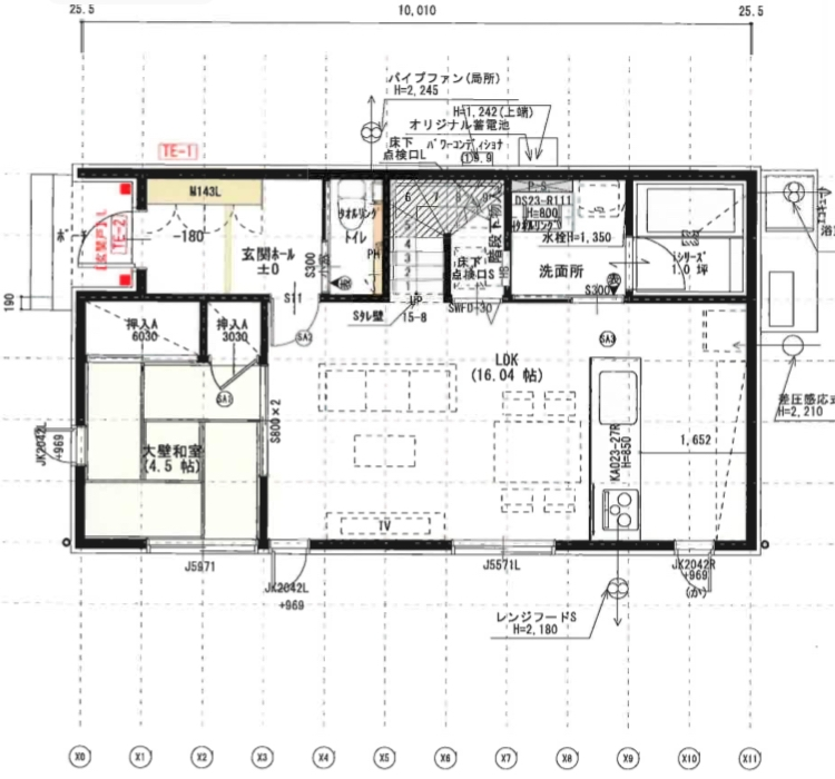 新築時のカップボードについてのご質問です。 現在一条工務店のアイスマイルという企画住宅で新築計画を進めています。間取りは下記になります。 3マス分【約270cm】のカップボードを置くスペースがあり、そこに ①一条工務店標準のセパレートタイプのカップボード【間口180cm】and後付けで間口80cmくらいのパントリー棚を置く ②一条工務店のカップボード間口135センチand今使っている食器棚間口120センチ のどちらにしようか迷っています。 ②の今、旧宅で使っている食器棚も8年くらい使っていますが、色合いも雰囲気もそこそこ気に入っています。 ただ、カップボード【上下か分かれているセパレートタイプ】と食器棚の組み合わせが変にならないか、心配しています。色はどちらもベージュ系で似たような色合いです。 新築時に使っていた食器棚を持ち込まれた方のご意見をご教示いただきたく思います。また、セパレートカップボードと食器棚を組み合わせて使う上での気をつけるポイントなどあれば教えてください。 宜しくお願い致します。