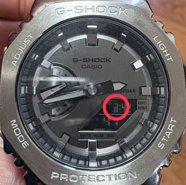 G-SHOCK GM-2100-1Aについて質問です。 14時の表示が画像のように表示されています。 買ったばかりなのですが、初期不良でしょうか？ 直す方法があれば教えて欲しいです。 よろしくお願いします。