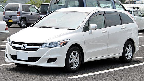 車に詳しい方に質問です。 、この車、まだ乗れると思いますか？？ ・ホンダ・ストリーム ・年式2007年（18年前） ・走行距離86000km になります。 家族には 『こんな古い車いつまで乗ってるん？買い変えろよ』 と言われまくるのですが、会社の人からは 『まだ乗れるじゃん』 と言われます。。 この車はまだ全然乗れるのでしょうか？ 回答宜しくお願いします。。 （※画像は実物ではありません）