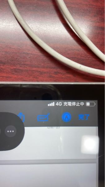 充電式カイロを使っていて、モバ充にもなるというのでiPadの充電をしようとしてみたのですが、充電停止中と出てしまって充電ができません。 またスマホならできるかなと思って見て差し込んでみたのですが、カイロの方は青く電気が光るのでモバ充になり変わってると思うのですが、差し込んでもスマホはびくともしません。充電されません。 これってこのカイロでは充電できないってことですか？ 充電式カイロけんモバイルバッテリーっていう商品なのにモバイルバッテリーとしてつかえないってことですか？ https://www.loft.co.jp/store/g/g4944370057867/ 使っているものはこれです