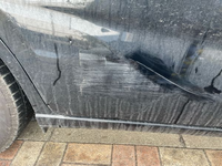 駐車場で車を擦ってしまいました。右側後方のドアの下部分ですが 