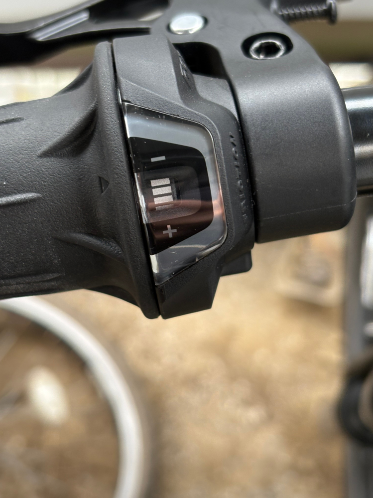 自転車のギアについて質問です。 最近この自転車を買ったんですけどギアを上手く使いこなすことができません。出来れば使い方を分かりやすく説明して欲しいです。写真のギアはサドルの左側のギアで、右は6まであるギアです。説明に不備があったらすいません。よろしくお願いします！車種はSPLENDIDEです。