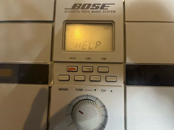 Bose ACOSTIC WAVE MUSIC SYSTEM AW-1D について質問です。 かなり昔から使っていたのですが、最近になってCDが再生されなくなってしまいました。(ラジオは聞けます) 再生ボタンを押すとCDがしばらく回った後、画面にHELPと表示され、終了してしまいます。 何が原因なのかも分からず、困っています。 どなたかお詳しい方、原因、直し方などご存知ではないでしょうか？