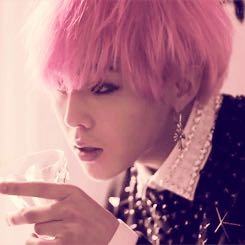 BIGBANGがわかる方に質問したいです(><) この写真にあるピンク髪のG-DRAGONはいつですか？ もしMVとかがあるなら曲名教えて頂きたいです。 探しても見当たらなくて教えていただけると嬉しいです