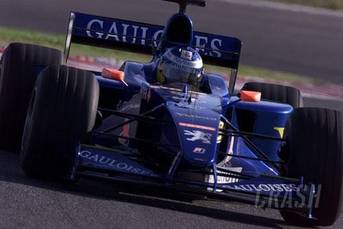 2000年のF1で、プロストのマシンAP03は遅いわぶっ壊れるわで駄作と言うしかないマシンでした。 これに乗っていたのは既にベテランのジャン・アレジと当時新人のニック・ハイドフェルドでしたが、どちらの方が遅いマシンなりに頑張れていましたか？