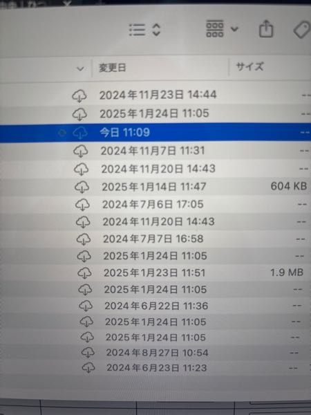 MacBookでワンドライブにあるエクセルなどを使いたくて、アプリをダウンロードしたのですが、 全部雲に矢印がついていて、押すとダウンロードが始まるのですが、すぐにファイルを開けませんとポップアップが出てきます。 どのファイルも開けないんですが、原因がわかるかたいますか？（ ; ; ） Wi-Fiは繋げてます。 無知なのでわかりやすく対処法を教えていただきたいです。