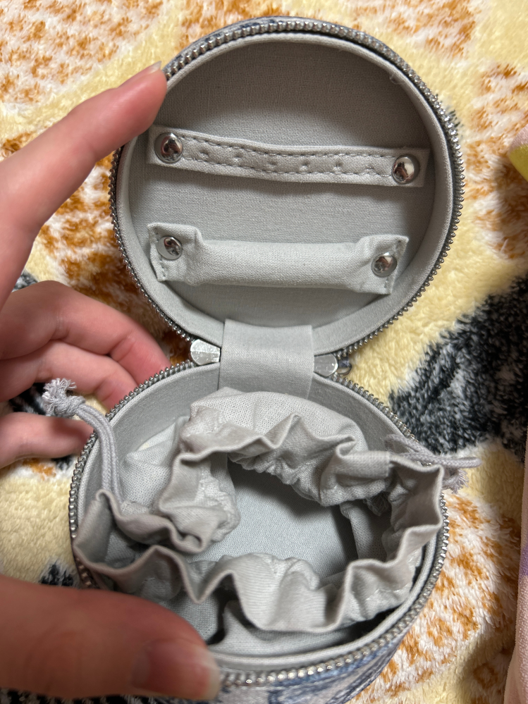 DIORのノベルティについて質問です。写真のアクセサリーケースなのです